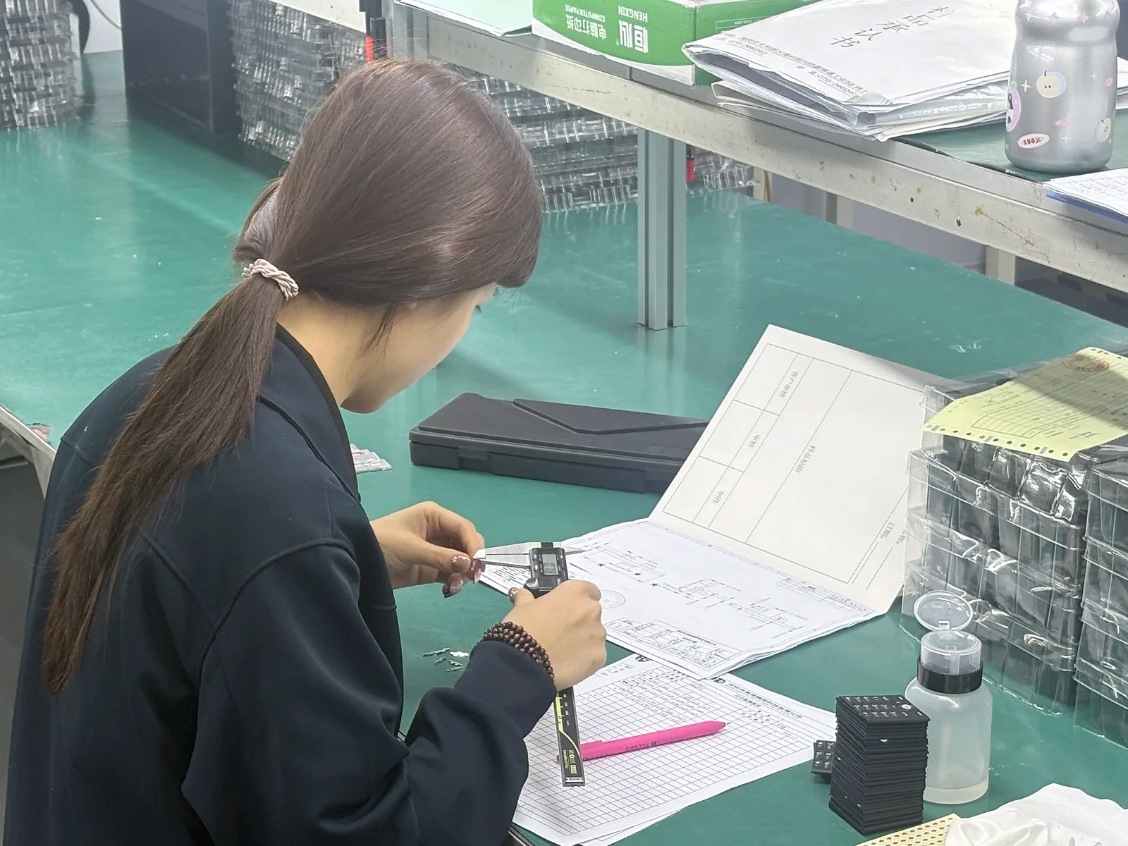奥格卡尺尺寸测量，操作近景实拍