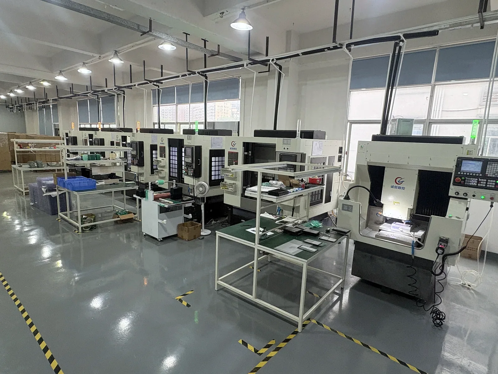 奥格生产车间，成排加工设备全景实拍